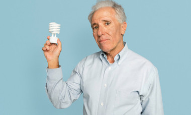 Pensionarii cu pensie mică vor plăti facturi de 2 ori mai mari. Când se dau banii pe cardul energie?