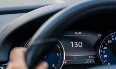 Mergi pe autostradă legal, cu 130 km/h, plouă și nu ești atent la semne? Poți lua și 3300 lei amendă