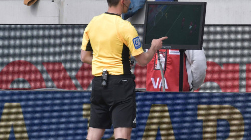 Schimbare importantă în Budesliga! Explicațiile arbitrilor vor fi comunicate sonor pe toate stadioanele
