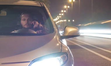 Atenție, șoferi! Dați flash-uri în trafic, riscați 600 lei amendă. Puteți rămâne și fără permis