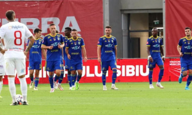 Transfer surpriză în Superliga! Fundașul golgheter, ademenit cu bani la semnătură. Ce salariu va avea