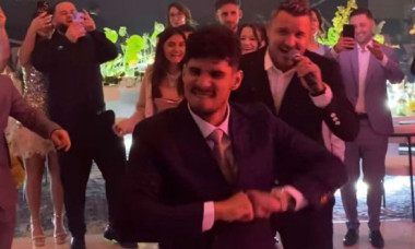 Imagini demențiale cu Florinel Coman! A dansat ca un arab pe manelele cântate de Constantin Budescu