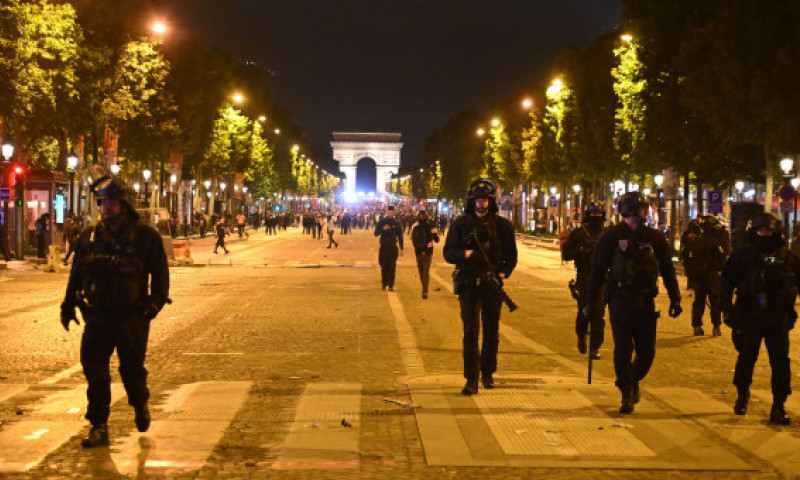 Haos total la Paris! Închisoare cu executare după scenele sălbatice petrecute în capitală