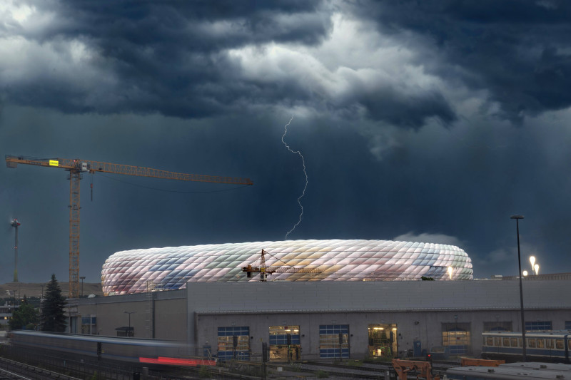 Blitz schlägt in die Allianz Arena ein, heftiges Gewitter mit Hagel und Starkregen vor dem Nations-League-Halbfinale Deutschland gegen Portugal, München, 4. Juni 2025
