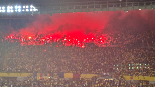 Fanii români au aprins torțe pe stadion la Viena! Urmează amenzile?