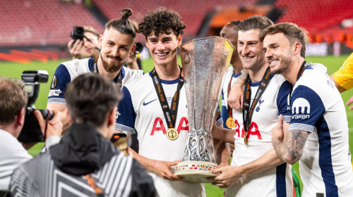 Și-a prelungit contractul cu Tottenham
