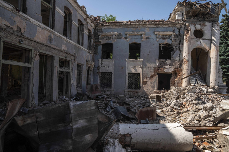 Russia continues airstrikes against Ukraine's Donetsk region