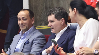Mii de oameni prezenți la eveniment au reacționat instant, când a apărut Nicușor Dan