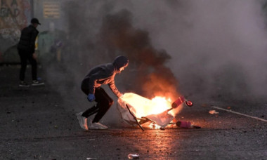 Românii din Irlanda de Nord, victimele violențelor extreme. Li se incendiază casele și afacerile. „Copiii mă întrebau de ce suntem atacați”