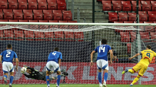 Reacția lui Sebastian Desplanches, după ce i-a apărat penalty-ul lui Louis Munteanu în Italia U21 - România U21