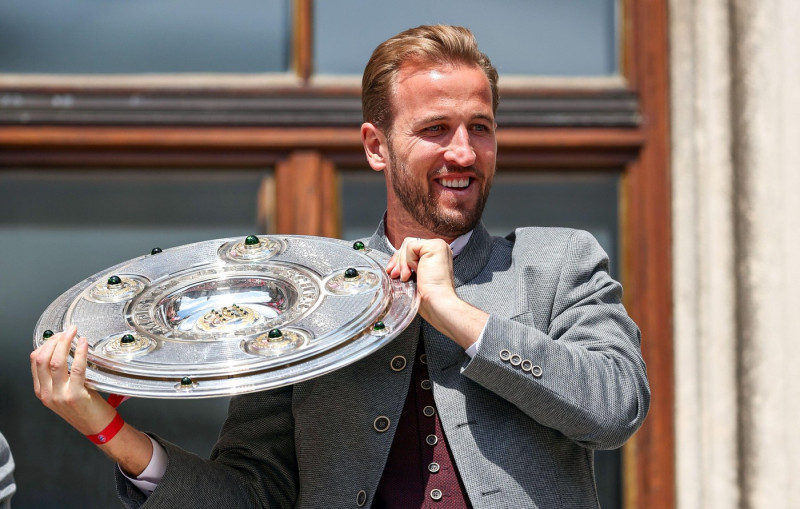 MUNICH, GERMANY - MAY 18: Harry Kane of Bayern Muenchen with the Meisterschale trophy during the official championships celebration at Marienplatz on May 18, 2025 in Munich, Germany. Both the men's and women's teams of FC Bayern Munich won the titles in t