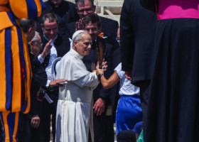 Papa Leon al XIV-lea a devenit viral cu 120 de lei