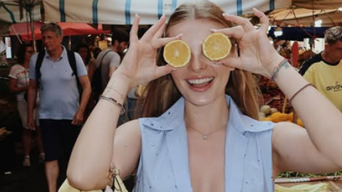 Iubita fotbalistului român de 5.000.000 €, fotografii ”la limită”! FOTO A șters imediat o poză