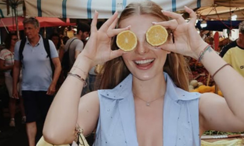 Iubita fotbalistului român de 5.000.000 €, fotografii ”la limită”! FOTO A șters imediat o poză