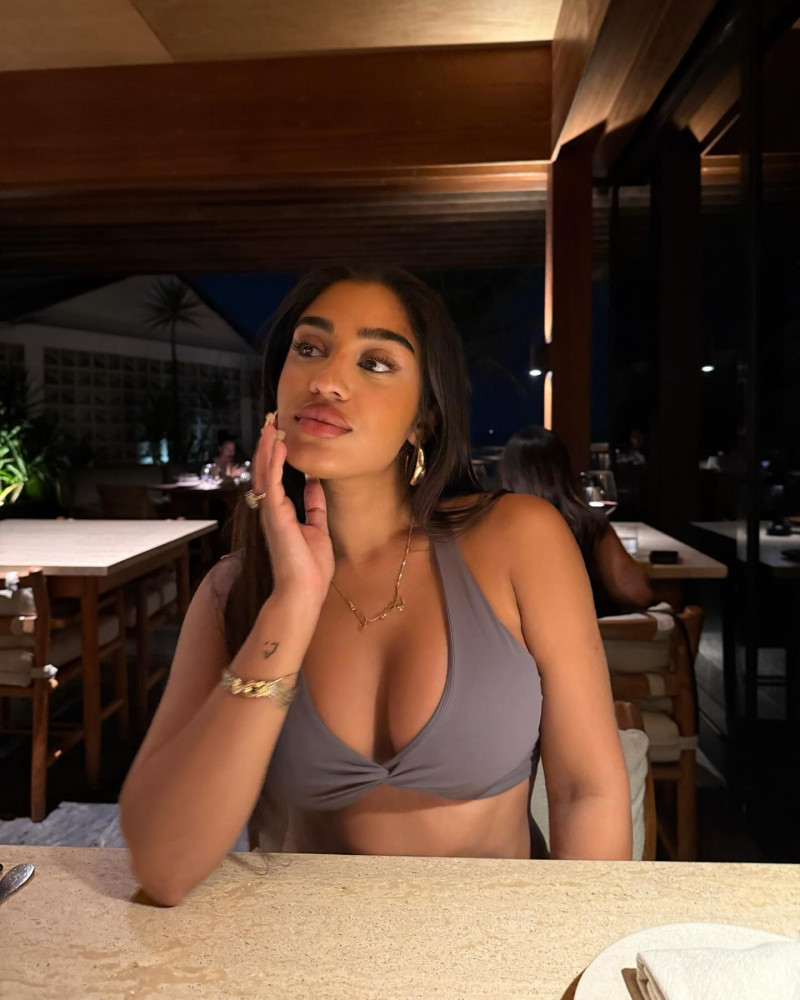 parmidashahh_1734285851_3523767584044542342_2270248453