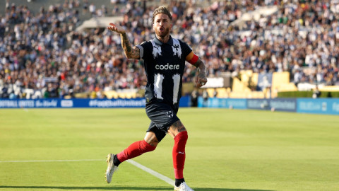 Gesturile făcute de Sergio Ramos în fața fanilor lui Inter, după gol. La final, a dat "nas în nas" cu Chivu