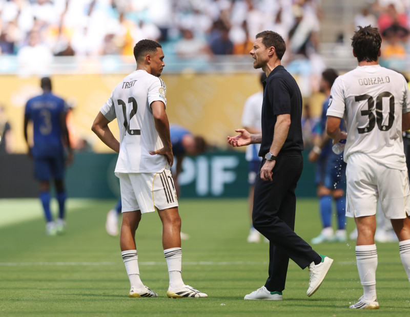 Miami Gardens, USA, 18th June 2025. Trent Alexander Arnold of Real Madrid (l) receives instruction from Xabi Alonso manager of Real Madrid (r) during the Real Madrid vs Al Hilal FIFA Club World Cup match at Hard Rock Stadium, Miami Gardens. Picture cred