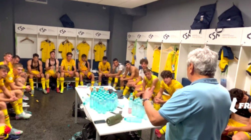 Au apărut imaginile! Mircea Lucescu a intrat în vestiarul României U19 și s-a făcut liniște instant