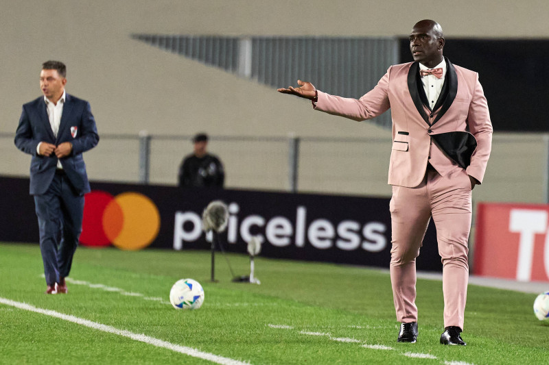 Segundo Castillo, Head Coach of Barcelona SC (r) gestures from the sideline with Marcelo Gallardo, Head Coach of River P