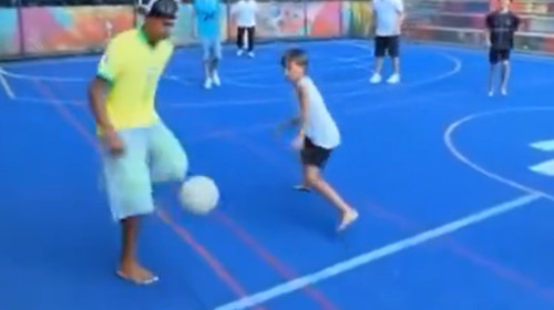 Imagini spectaculoase cu Lamine Yamal în timp ce joacă fotbal în favelele din Brazilia