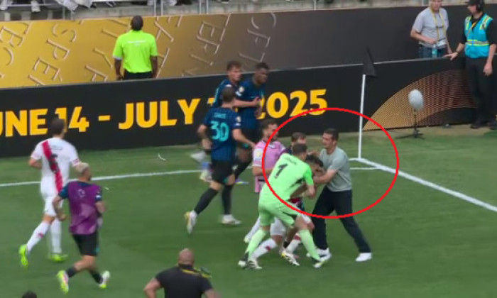 S-a lăsat cu scandal la finalul meciului Inter - River Plate. Cristi Chivu a sprintat 70 de metri să-l oprească