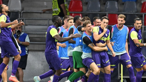 Fotbaliștii de la CFR Cluj, băgați în ședință de fani după ce au pierdut Supercupa cu FCSB. ”Aveți stema aia în piept”