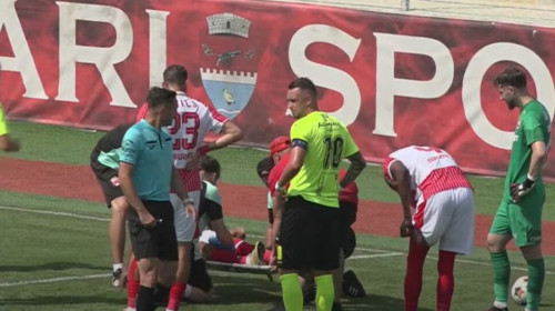 Alertă la Dinamo! Un titular a fost scos pe targă