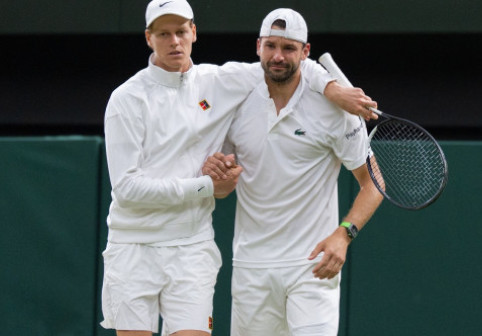 Dimitrov avea 2-0 la seturi cu Sinner, dar a părăsit terenul în lacrimi. Imaginile durerii la Wimbledon