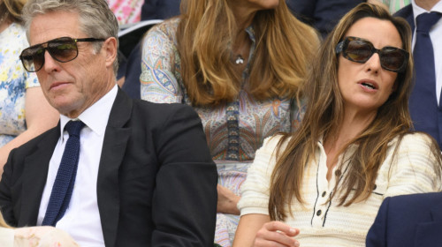 Camerele s-au mutat pe Hugh Grant la Wimbledon și imaginile surprinse fac înconjurul lumii