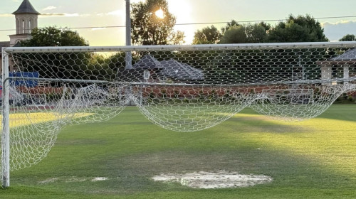 Imagini cu gazonul "ars" pe unul dintre cele mai noi stadioane din România