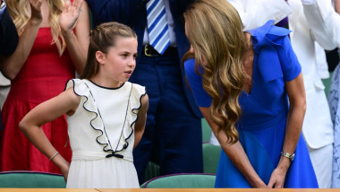 15.000 de oameni au făcut același lucru când Kate Middleton a intrat în arenă! Prințesa Charlotte a oferit imaginile zilei