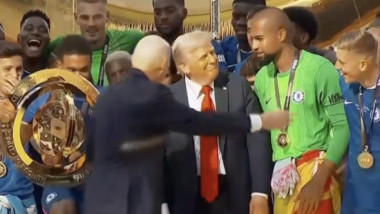 Au apărut imaginile cu Donald Trump ”care schimbă tot”, de la momentul care a făcut înconjurul lumii