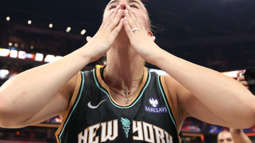 Ce performanță! Sabrina Ionescu a ridicat sala în picioare după ce a devenit regina aruncărilor de trei puncte!