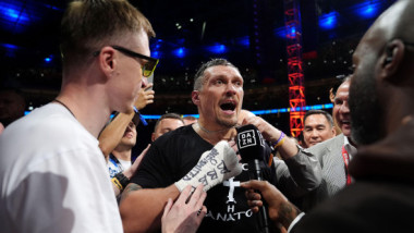 ”Un nume ucrainean, imaginați-vă! Stau cu 14 băieți în casă”. Usyk, show după ce a rescris istoria boxului