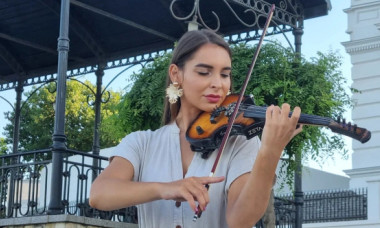 Povestea fetei cu vioara de la Cazinou: „Am văzut marea doar de pe faleză"