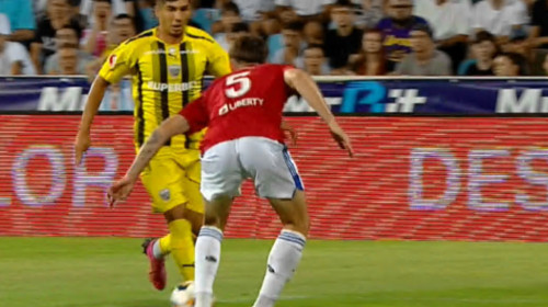 Alex Musi a cerut penalty cu Oțelul. N-a primit nimic, după care Dinamo a luat gol