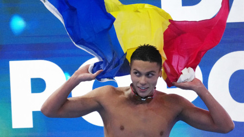 Reacția celor de la CS Dinamo, după ce David Popovici a cucerit medalia de aur în proba de 100 m liber