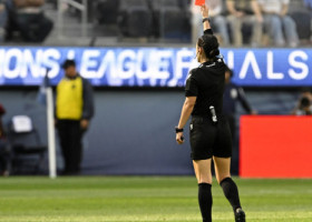 A arbitrat un meci la bărbați și a stârnit indignare! FIFA a intervenit: ”Inacceptabile”