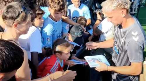 Coadă la autografe pentru Ionuț Radu! Câte persoane au fost la prezentarea românului pe stadion