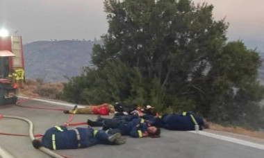 ”Obosiți, dar victorioși". Pompieri români, trimiși să ajute în Grecia, fotografiați dormind pe asfalt