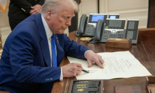 Donald Trump a dat 