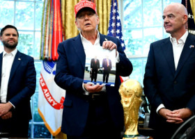 Scene neverosimile la Casa Albă: Donald Trump a scos din sertar o poză cu Vladimir Putin. Ce a urmat