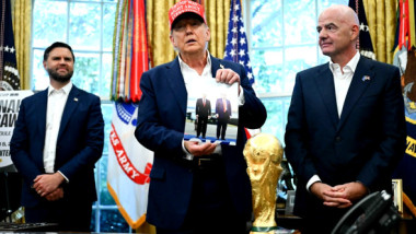 Scene neverosimile la Casa Albă: Donald Trump a scos din sertar o poză cu Vladimir Putin. Ce a urmat