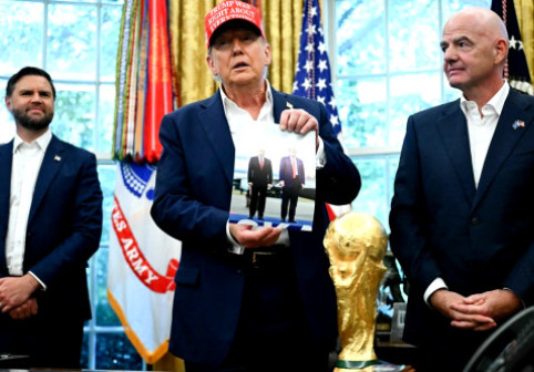FOTO Donald Trump a scos din sertar o poză cu Vladimir Putin, iar ce a urmat i-a lăsat "mască" pe toți
