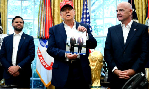 Scene neverosimile la Casa Albă: Donald Trump a scos din sertar o poză cu Vladimir Putin. Ce a urmat