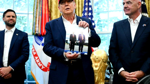 Scene neverosimile la Casa Albă: Donald Trump a scos din sertar o poză cu Vladimir Putin. Ce a urmat