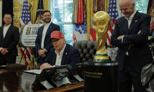 Donald Trump a primit în Biroul Oval unul dintre cele dorite obiecte din lume, dar toți s-au uitat la cuvintele de pe șapca sa