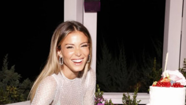 A apărut într-o rochie complet transparentă la ziua de naștere a unui copil de doi ani și internetul a ”explodat”: ”Nu se poate”