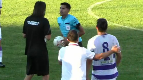 Dan Alexa, criză de nervi la meciul Poli Timișoara - Dinamo. A intrat pe teren pentru a-i cere socoteală