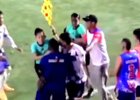 Neverosimil! Ce explicație a găsit fotbalistul care a lovit o arbitră: "Am vrut să-i iau fluierul din gură"